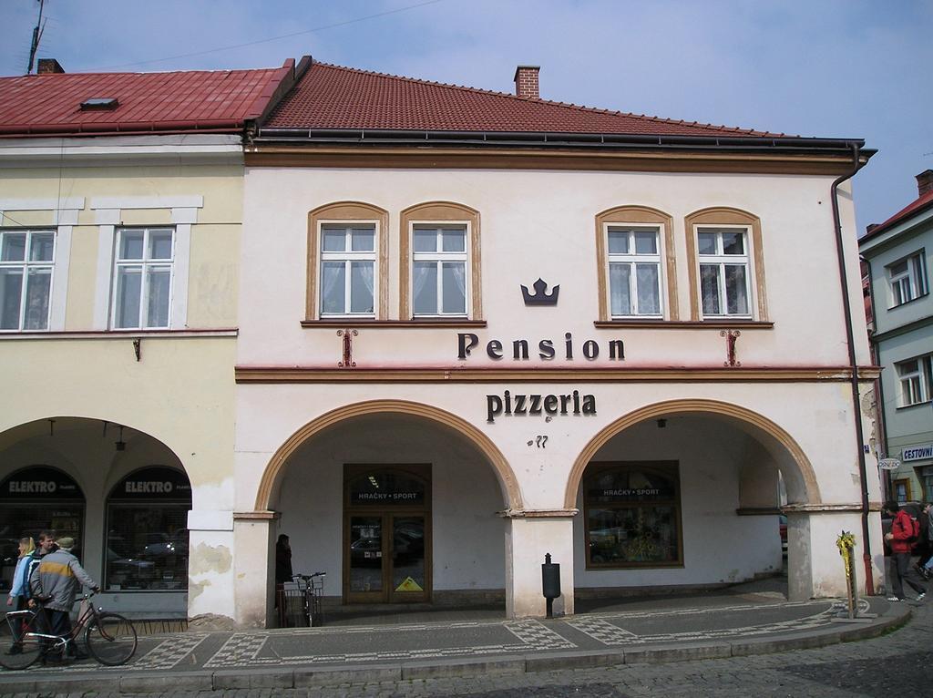 Penzion U Ceske Koruny ยีชิน ภายนอก รูปภาพ